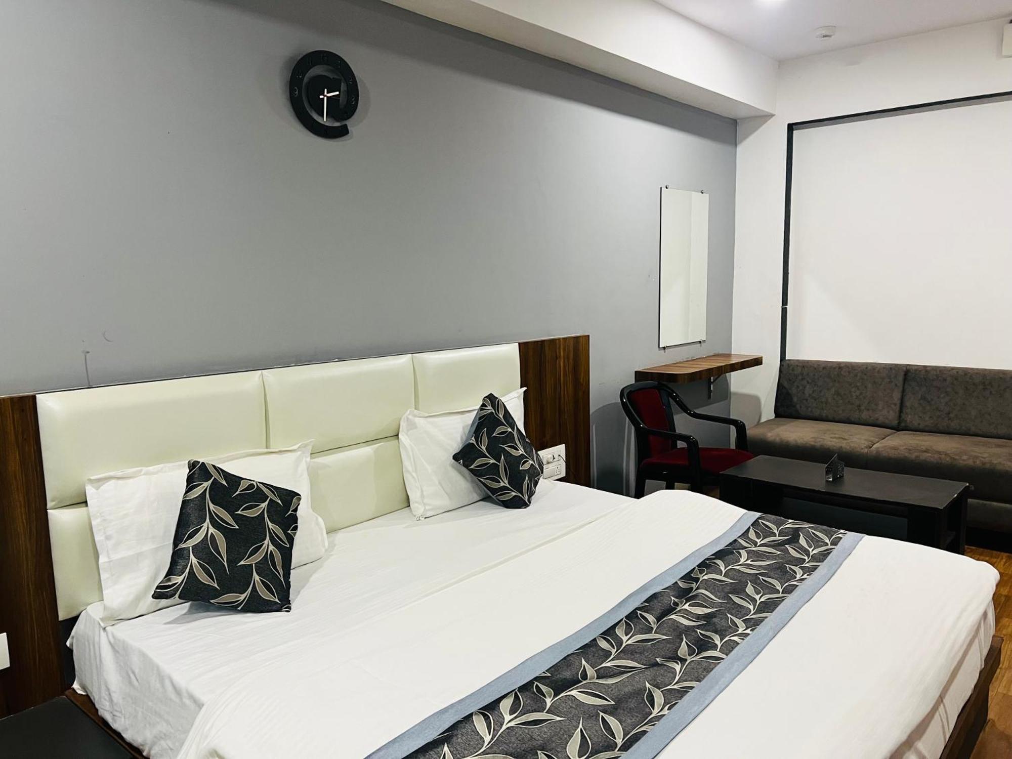 The Valentine Hotel Surat Luaran gambar