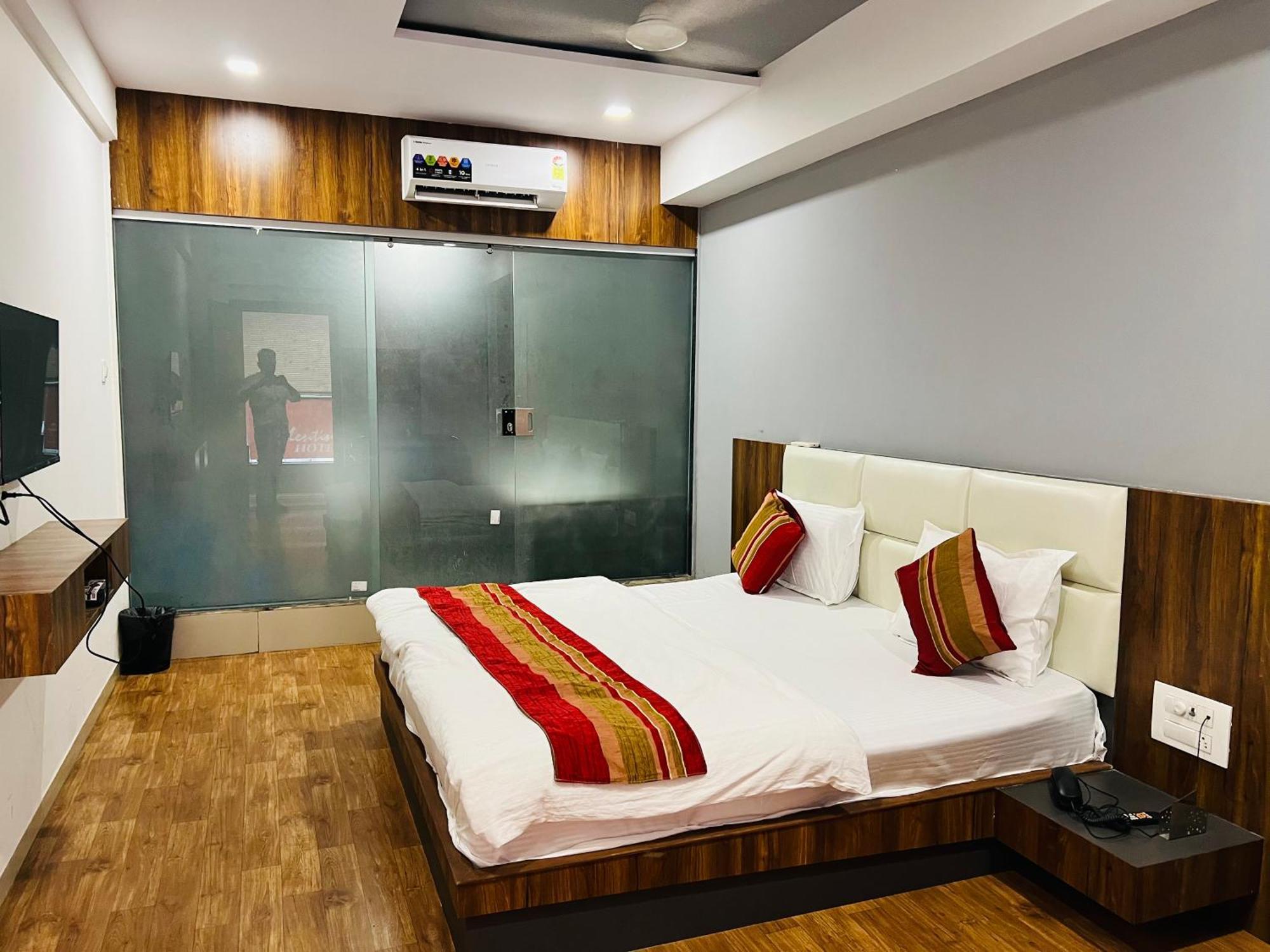 The Valentine Hotel Surat Luaran gambar