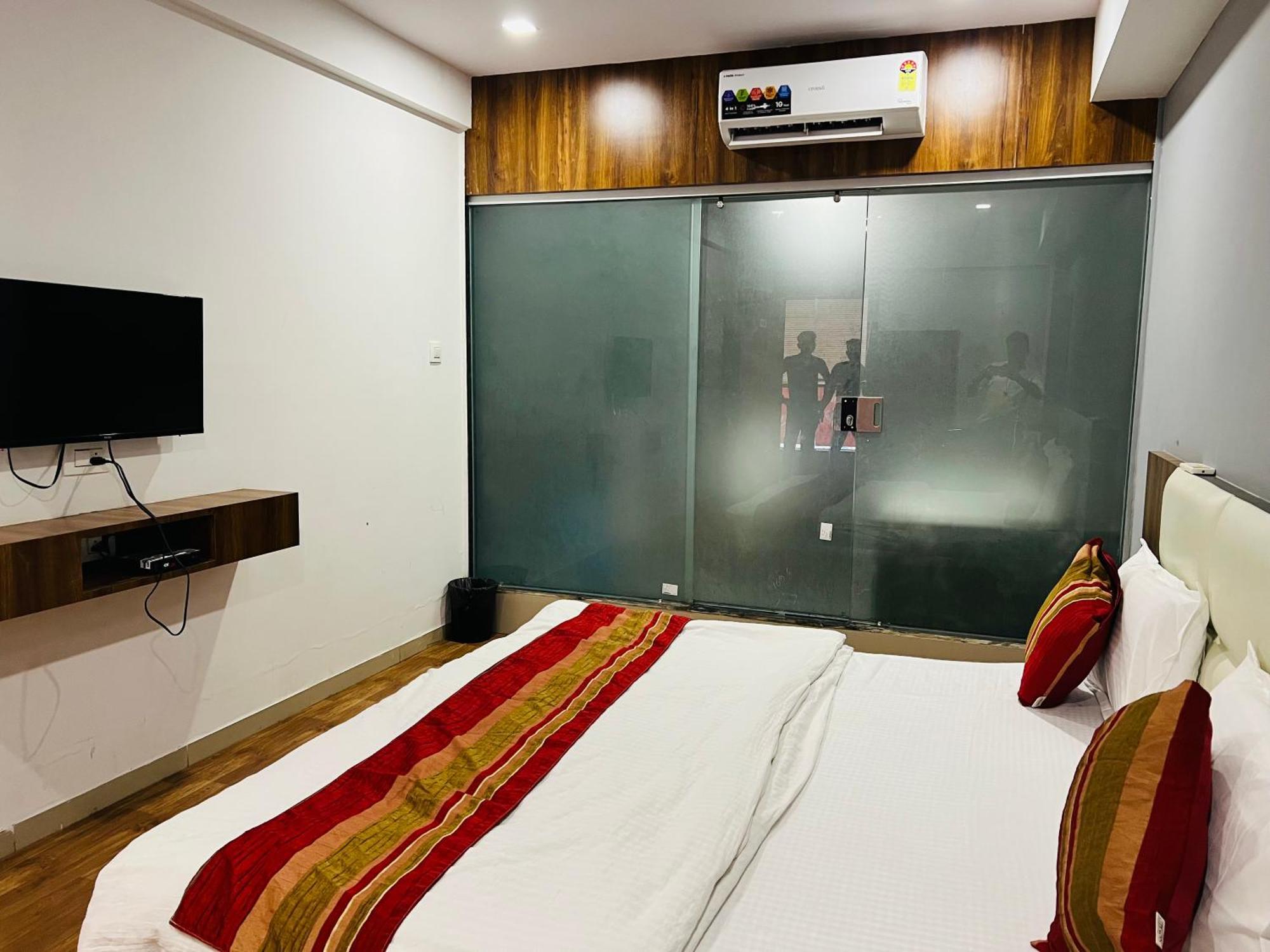 The Valentine Hotel Surat Luaran gambar